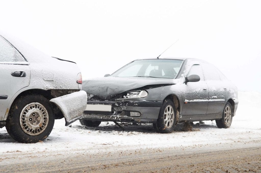 KAN BLI FATALT: Den første smaken av vinter byr ofte på ulykker på vegene. Alt for mange nordmenn slurver med skifte av dekk. Foto: Shutterstock.