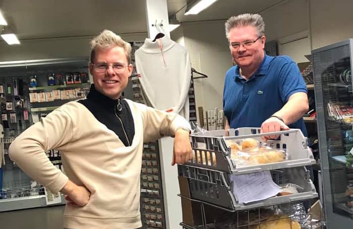 STARTET MANDAG: Ole Jakob Nygård (til høyre) skal være daglig leder ved Joker Grue Finnskog mens daglig leder er i fødselspermisjon. Her er Andreas i full sving med å lære Nygård butikkens morgenrutiner. Foto: Privat.