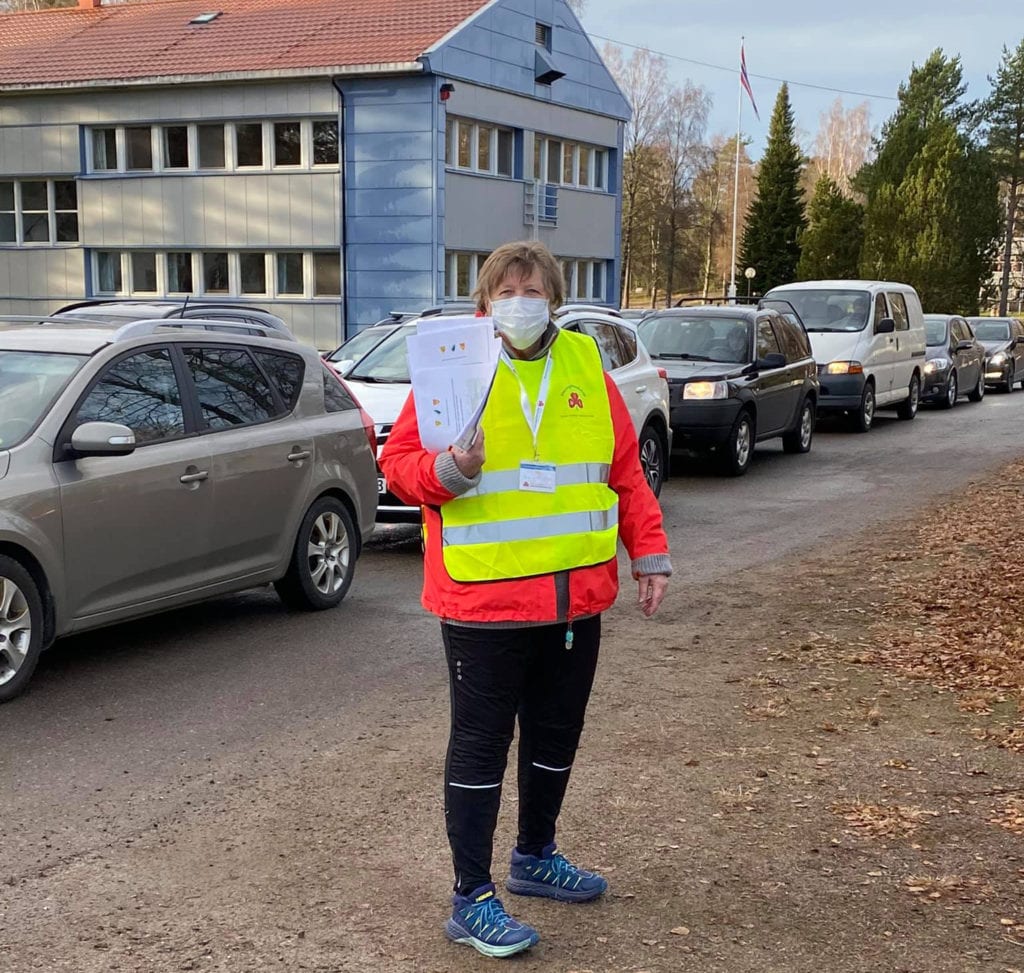 STILLER OPP: Anne Grethe Stræte er én av 18 som stiller opp i Åsnes Sanitetsforening for å organisere testingen på Haslemoen. 300 solunger har blitt testet for covid-19 fredag.