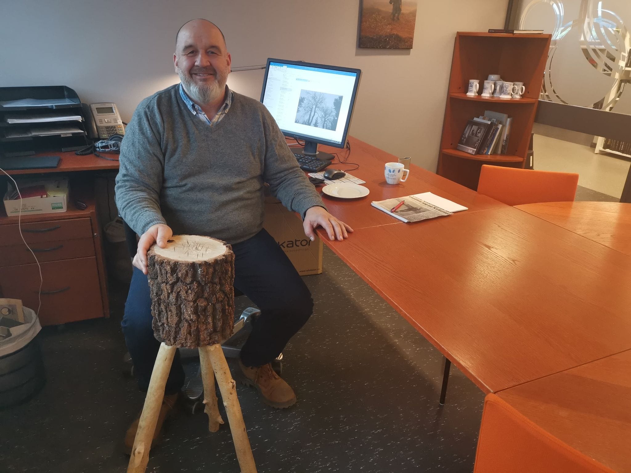 NYTT KONTOR: Ordfører Rune Grenberg (bildet) og varaordfører Niels F. Rolsdorph har flyttet ned til nye kontorer bak servicetorget. Grenberg har med seg en hoggestabbe, i håp om at det blir den eneste på kontoret.