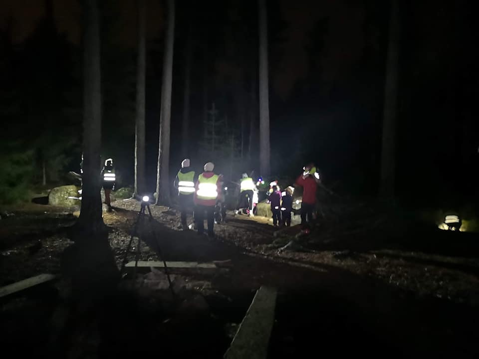 REFLEKSTUR: På turen lærte barna blant annet om refleks, og viktigheten av å bruke det når det er mørkt ute. Foto: Barnas Turlag Solør.