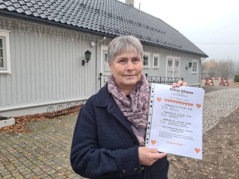 LAR SEG IKKE GJØRE: Denne plakaten fra fjorårets julemesse er det nærmeste Eva Risberg kommer Kirkens Julemesse i år. Nå har de bestemt seg for å avlyse for første gang på 42 år.