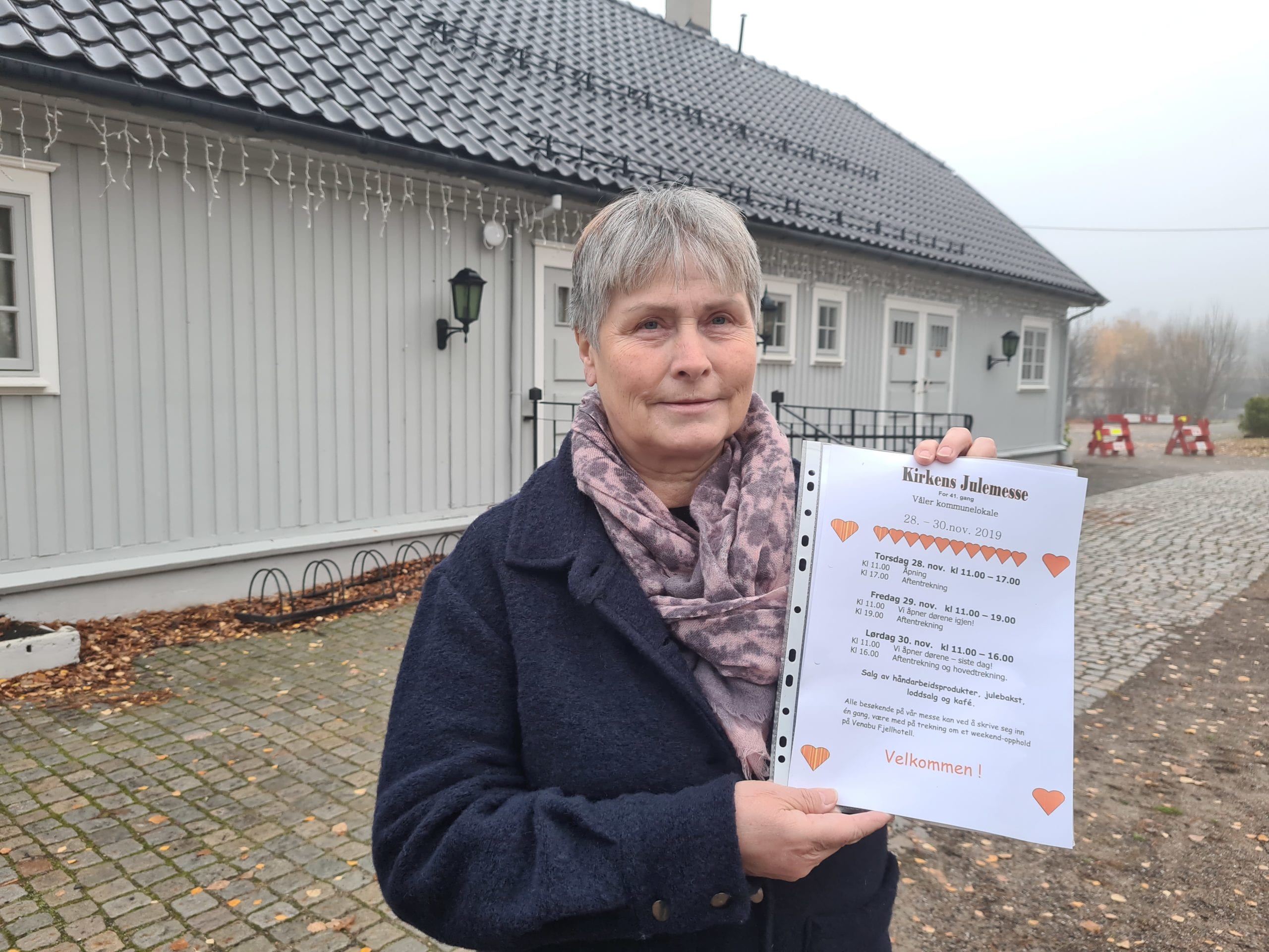 LAR SEG IKKE GJØRE: Denne plakaten fra fjorårets julemesse er det nærmeste Eva Risberg kommer Kirkens Julemesse i år. Nå har de bestemt seg for å avlyse for første gang på 42 år.