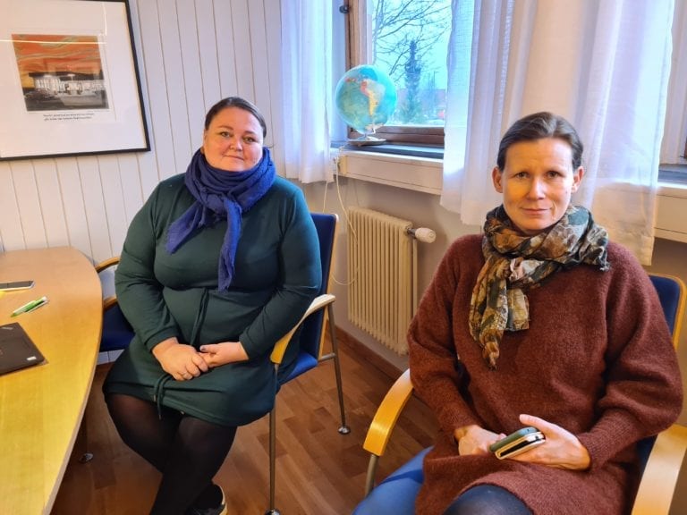 VENTER PRØVESVAR: Ordfører Kari Heggelund (til venstre) og kommunelege Jorun Slettli venter på prøvesvar fra lørdagens koronatester. 82 nærkontakter knyttet til utbruddet i Våler er testet.