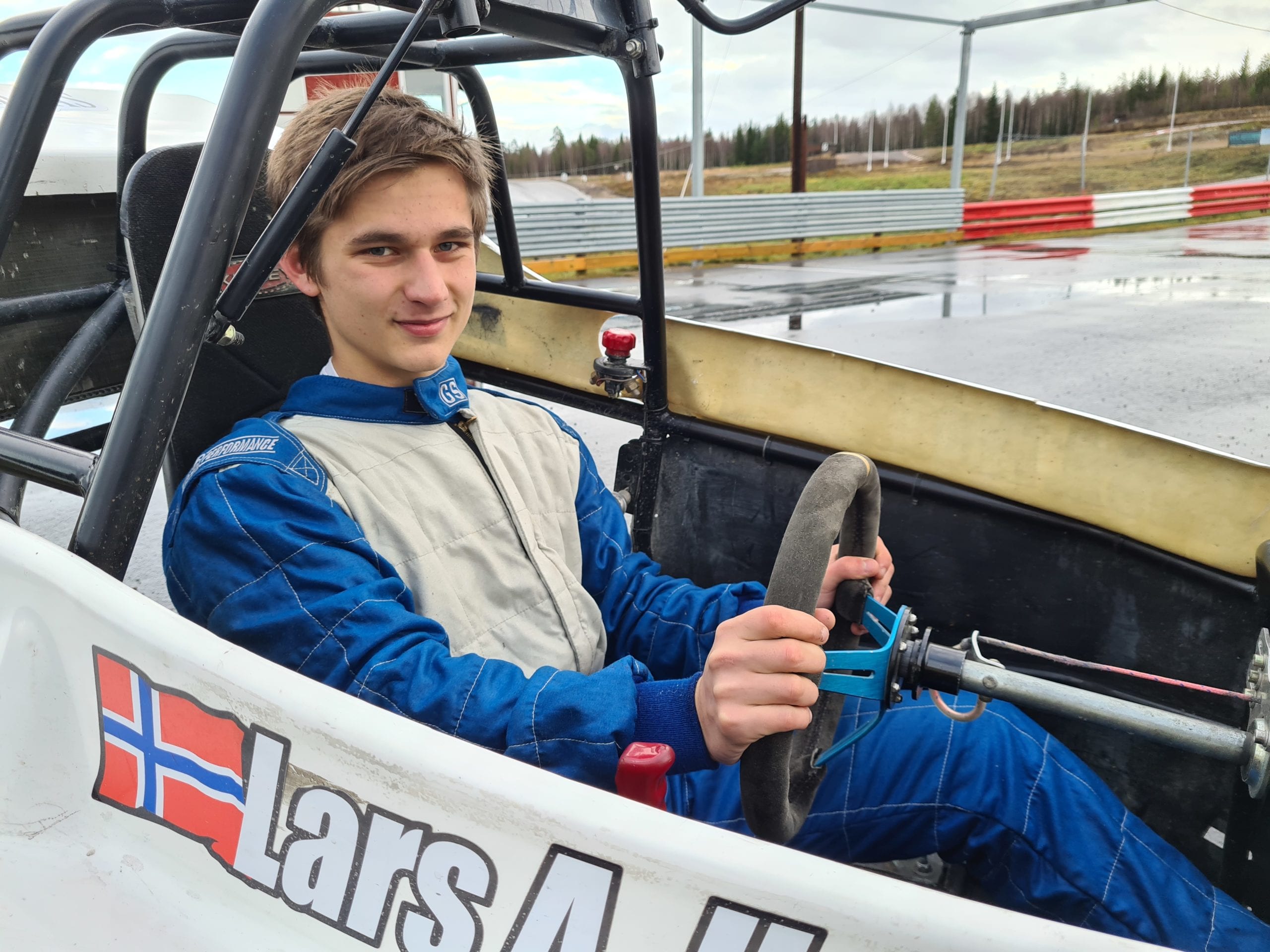 KLAR FOR NY SESONG: Lars Husebæk (17) kan vise til seier i Finnskogsprinten i år. Nå skal crosscarten plukkes ned, og det jobbes mot neste sesong.
