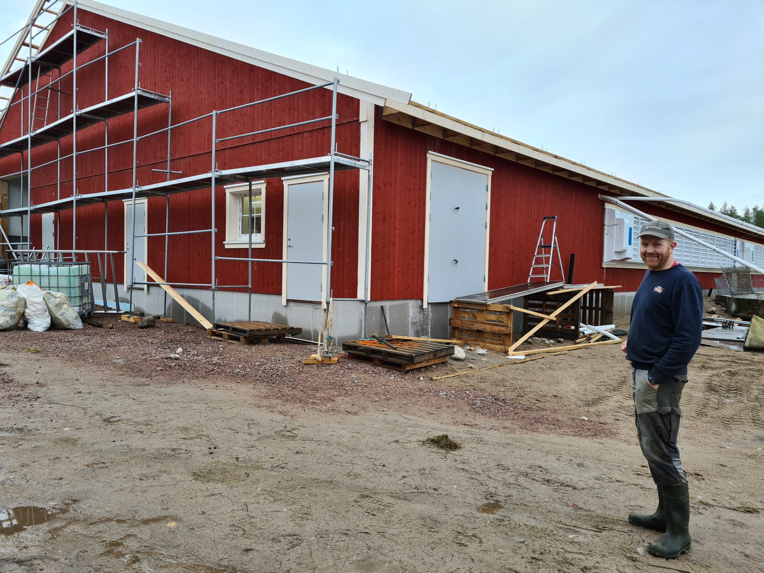 SATSER PÅ ÅSNES FINNSKOG: Gårdsdriften ved Strandeggen er trappet opp betydelig de siste årene. Ingrid og Eivind Mehl har nå tatt i bruk et nytt fjøs til rundt ti millioner kroner.