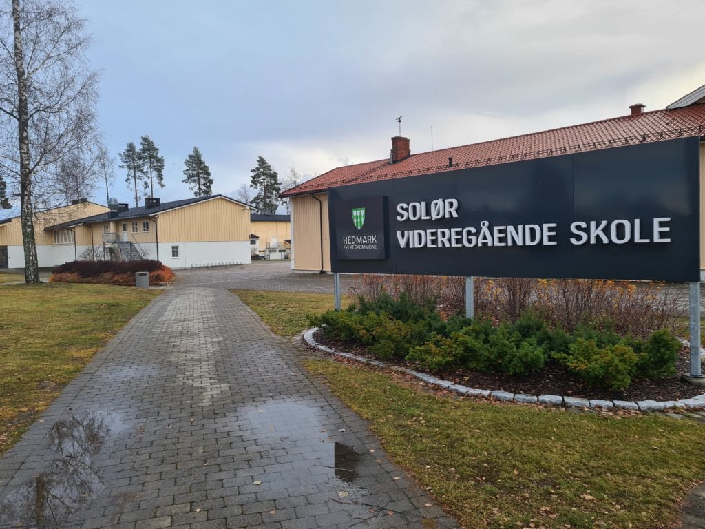 STENGES: To av smittetilfellene er knyttet til Solør videregående skole på Flisa. Nå blir det hjemmeundervisning inntil videre.
