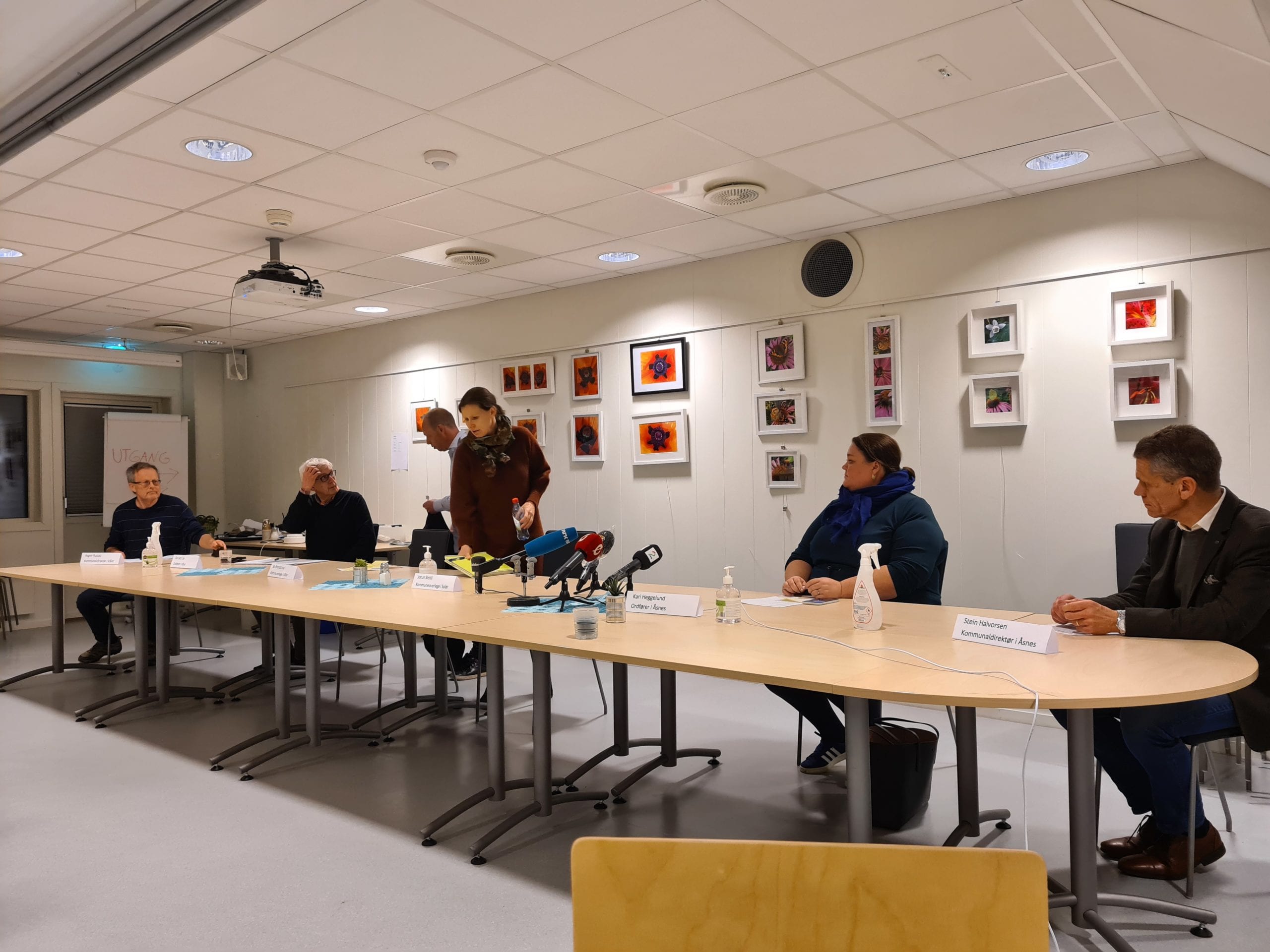 ORIENTERTE PRESSEN: Både lokal og nasjonal presse var på plass da kommuneledelsen i Våler og Åsnes orienterte om situasjonen mandag kveld.