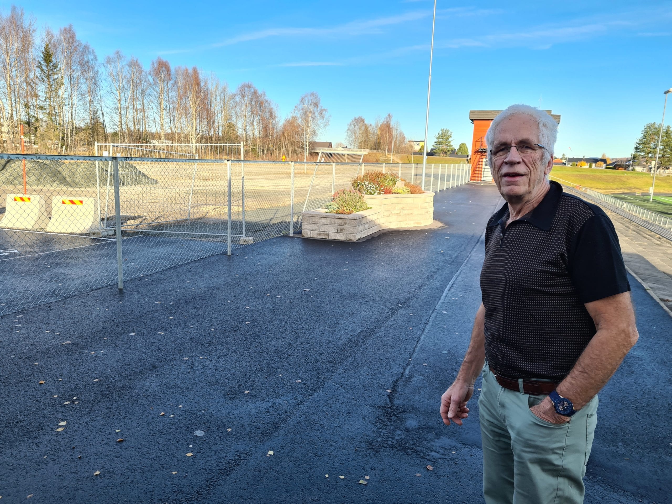 LITT OG LITT: Det har tatt tid, men nå begynner uteområdet ved Gruehallen å skinne igjen. Halvard Hynne er glad for at Grue kommune finner midler til å ruste opp området.