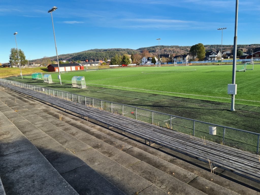 KLART IGJEN: Kommunelegen har anbefalt idrettslaget å gjenoppta treningene. Med det blir det igjen liv og røre på blant annet fotballbanen på Kirkenær.