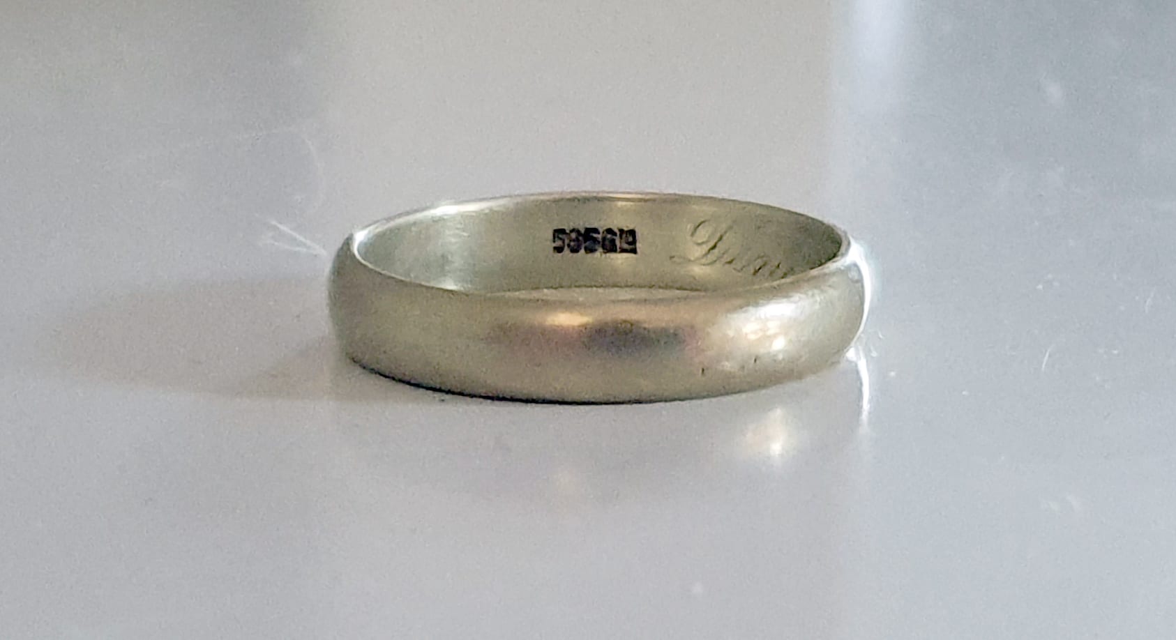 SPESIELT FUNN: Inne på den nedlagte militærleiren er denne gifteringen funnet. Nå håper finneren at det er mulig å finne igjen eieren av ringen, dersom vedkommende fortsatt lever.