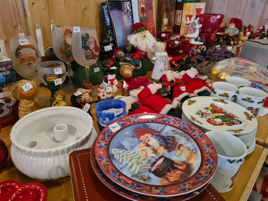 SNART JUL: Inne på Tøråsen grendehus har barnehagen laget til en liten krok med juleprodukter som trolig får bein å gå på i helga.