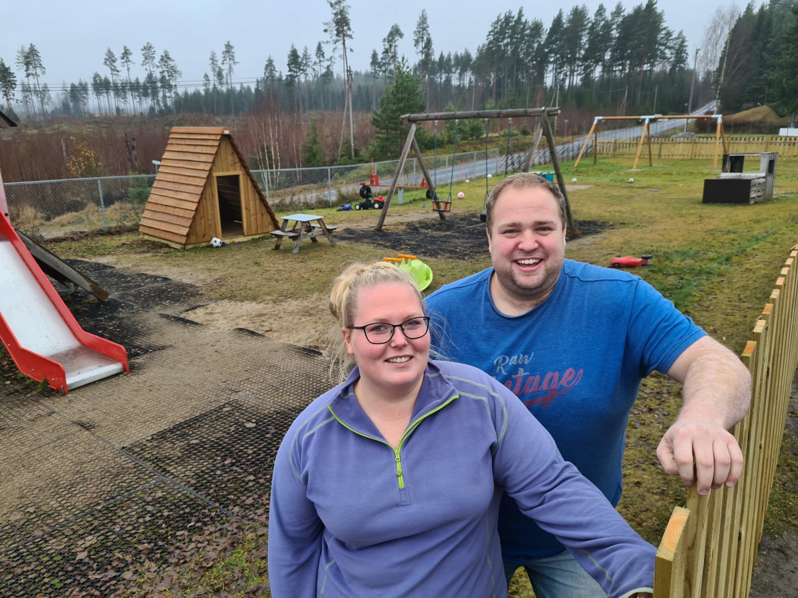 MER LEK: Uteområdet ved Tøråsen Naturbarnehage blir garantert rustet opp. Så langt er det solgt bruktvarer for rundt 45.000 kroner! Kristin Ensrud og Ola Nystuen inviterer til en siste salgshelg i Tøråsen Grendehus i helga.