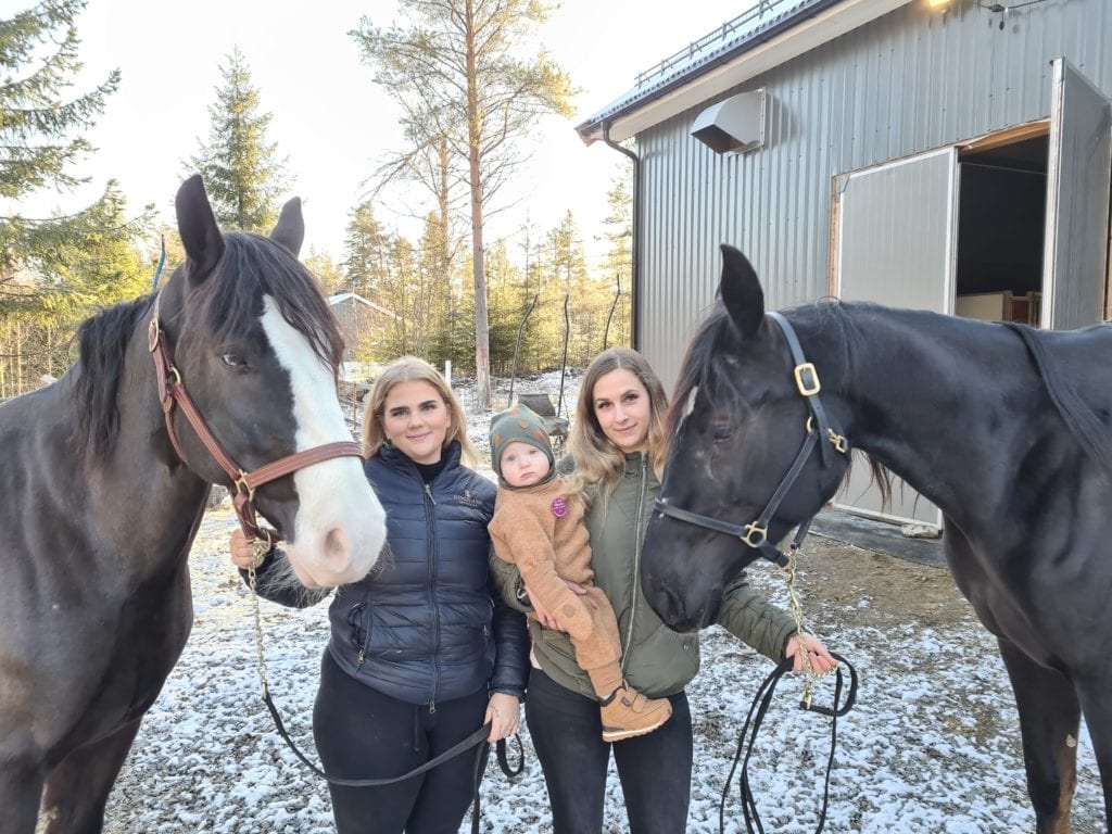 LØPER FOR PREMATURFORENINGEN: Når Spang Lars (til venstre) og Brolina Legacy stiller til start på Momarken mandag, går eventuelle premier til Prematurforeningen. Amanda Håbakk (til venstre) og Sandra Håbakk håper på gevinst. Sandra fødte Elias Håbakk Risbergseter tre måneder før tiden i fjor.