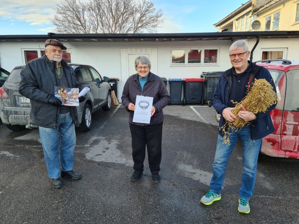 INVITERER FOLK INN: Lions Club Våler og Våler Historielag håper folk kommer til dem i år, når ikke de kan besøke butikker og folk. Erik Danielsen (til venstre), Gunhild Grønvold og Steinar Sandnæs åpner dørene hos historielaget fredager og lørdager frem til jul.