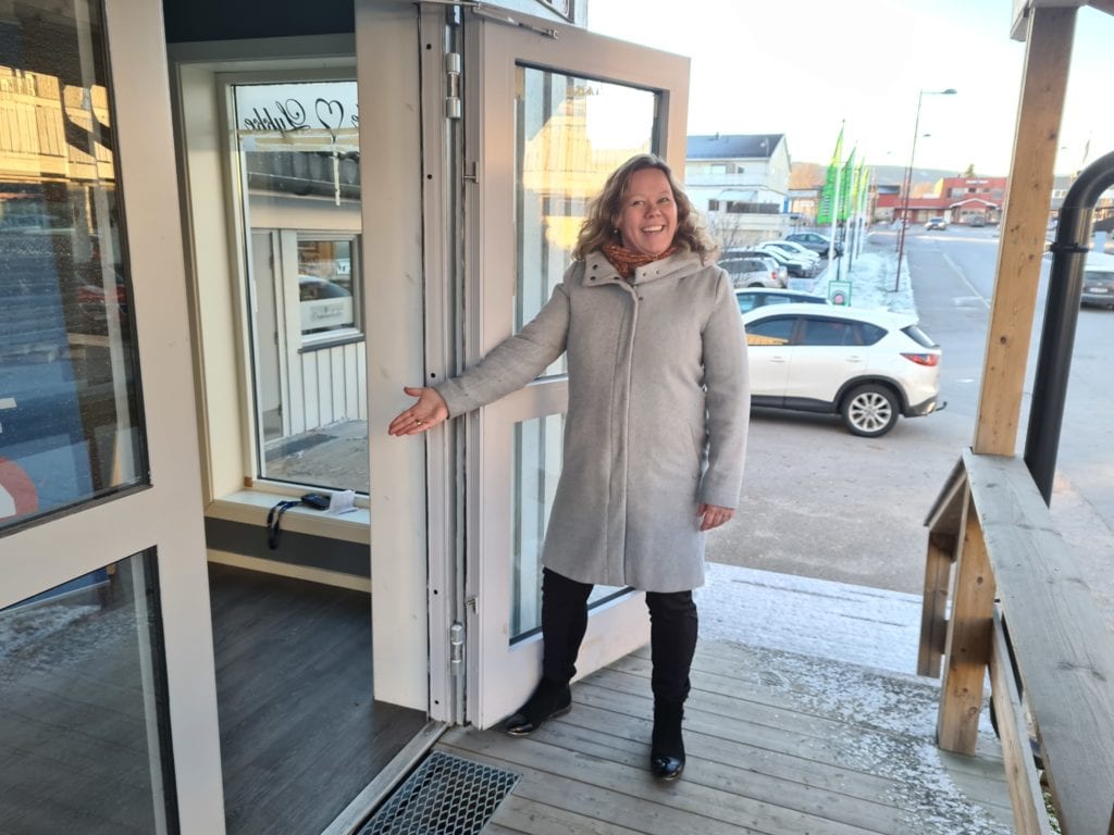 FINE LOKALER: De gamle lokalene til Drivende Lykke er lyse og moderne, og Annica Sørlungsengen tror både bankansatte og kunder får det fint her frem til sommeren.