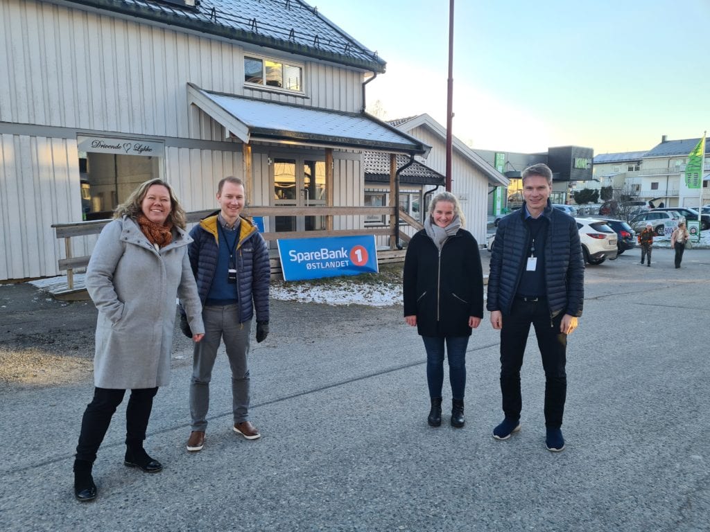 ÅPNER SNART HER: Bygging gjør at Sparebank1 Østlandet er på flyttefot. Annica Sørlundsengen (til venstre), Lars Enger, Andrea Stengrundet og Trond Marthinsen ønsker kundene velkommen hit til de midlertidige lokalene.