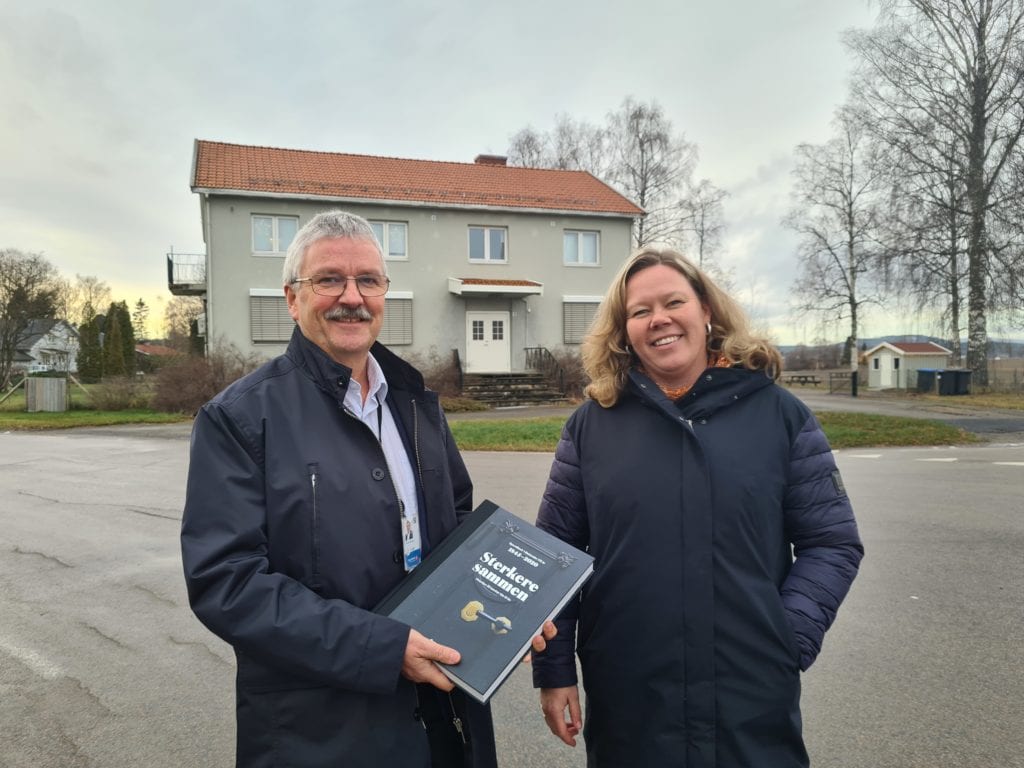 AVSLUTTET HER: Frem til 1993 hadde hofferne egen bank, men i 1993 var fusjonen med Sparebanken Hedmark et faktum. Richard Heiberg og Annica Sørlundsengen er fornøyd med at historien nå er samlet mellom to permer.
