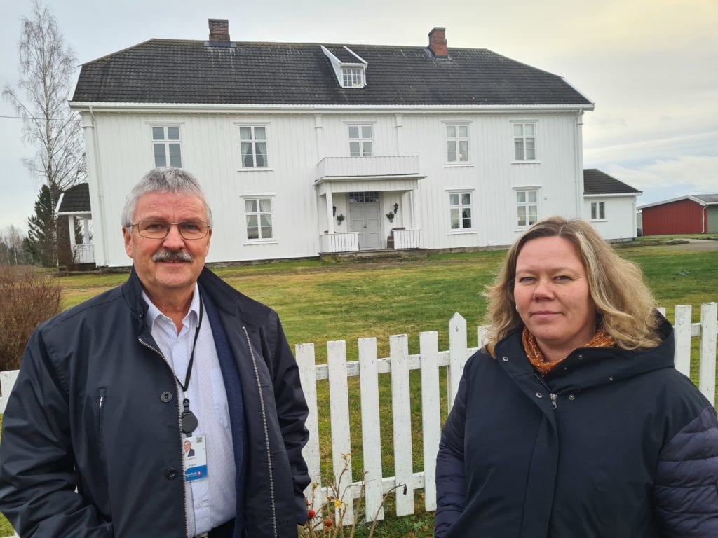 HER STARTET DET: I denne bygningen ble Hof Sparebank etablert i 1875. Konsernsjef Richard Heiberg og avdelingsbanksjef Annica Sørlundsengen var på besøk i Hof for å mimre i slutten av november.