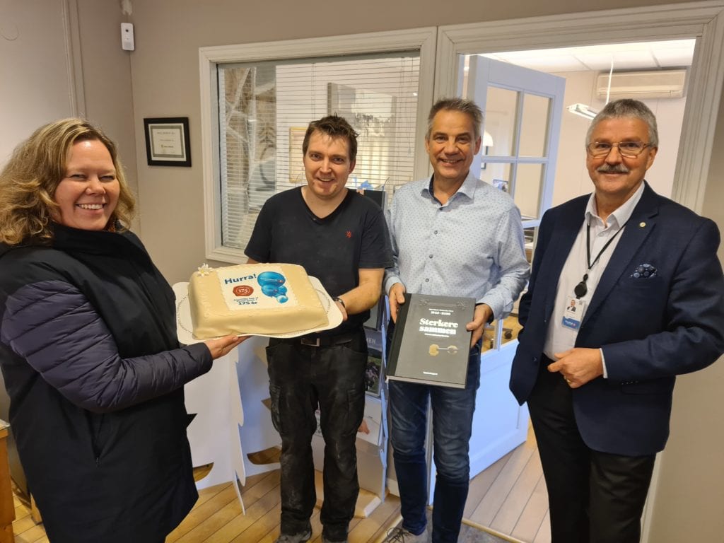 DELTE UT KAKE: Boka om bankens historie er trykket av Flisa Trykkeri, og de fikk kake av banken for godt levert arbeide tirsdag. Fra venstre Annica Sørlundsengen, Jan Vegard Sletten (som har hatt trykkeansvaret), Per-Otto Sletten og Richard Heiberg.