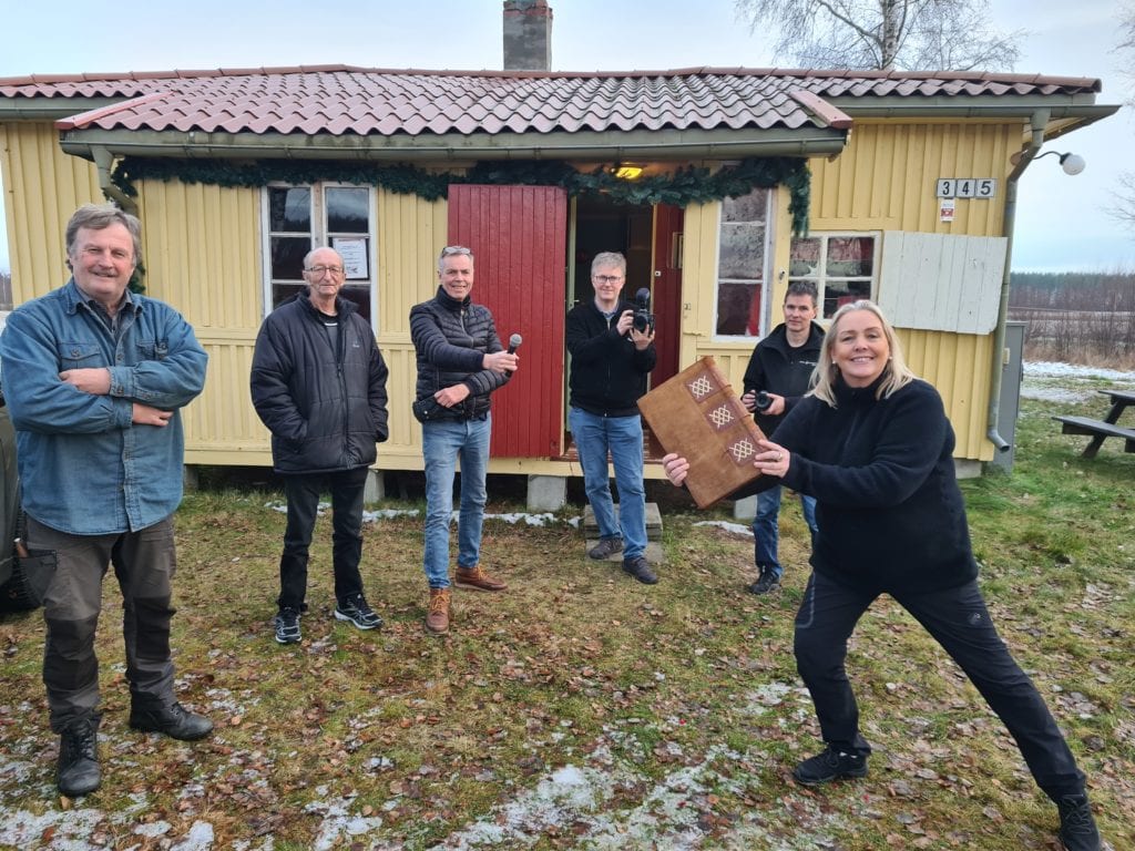 LOGG DEG PÅ: Søndag bli det direktesending fra Tater-Millas Hus i Våler. Thor Engebretsen (fra venstre), John Stensberg, Dag Tveikra, Odd Skramstad, Svein Cato Framås og Nora Pettersen håper mange vil følge med på fortellingen, som er ført i pennen av Thor Gotaas. John, Dag, Odd og Svein Cato skal sørge for lyd og bilde.