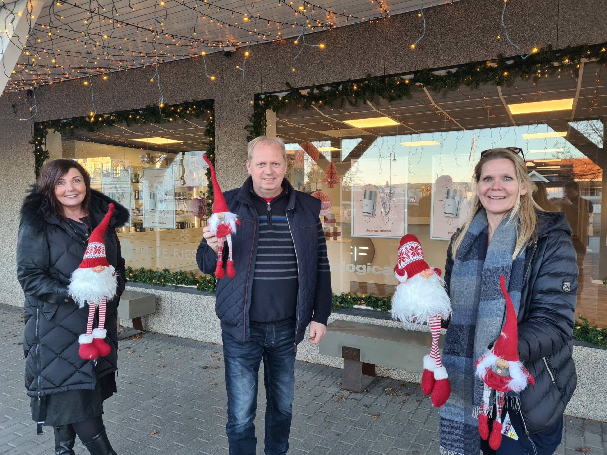 MYE SKJER FØR JUL: May R. Sollien (til venstre), Odd Erland Dalen og Anette Strand Sletmoen inviterer store og små til julelandsbyen Flisa. Her er det mange aktiviteter og konkurranser i førjulstiden.