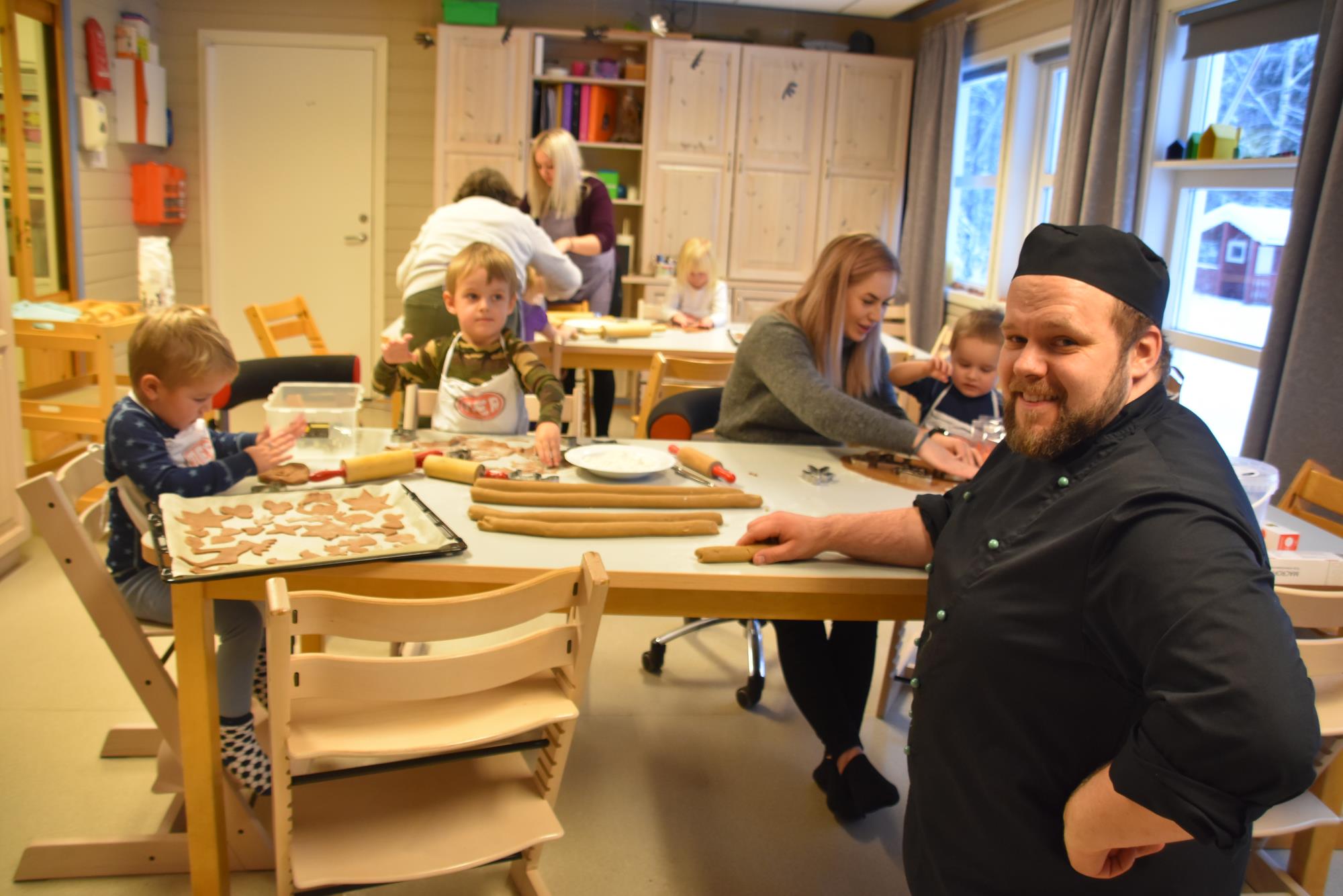 BAKTE I BARNEHAGEN: Da Camilla Bækkevold vant julebakstkonkurransen i fjor valgte hun å ta med mesterbaker Ivar Bakke i Nordhagen barnehage hvor sønnen gikk. Barna så ut til å storkose seg med bakedagen.
