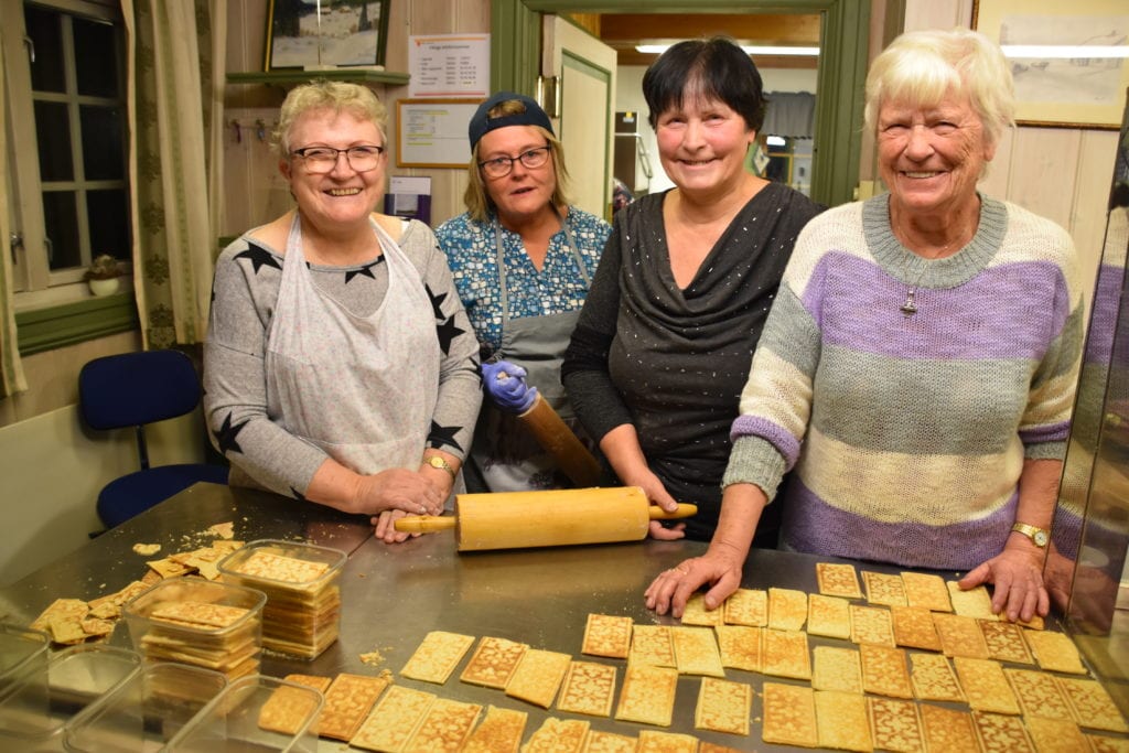 IKKE I ÅR: Hvert år har ildsjelene i Kirkens Julemesse møttes i Stallen blant annet for å bake. Det blir det ikke noe av i år. Her fra fjorårets baking ser vi fra venstre Dagrun Stakeng, Karen Ingrid Kjernlie, leder Eva Risberg og Rude Wernberg.