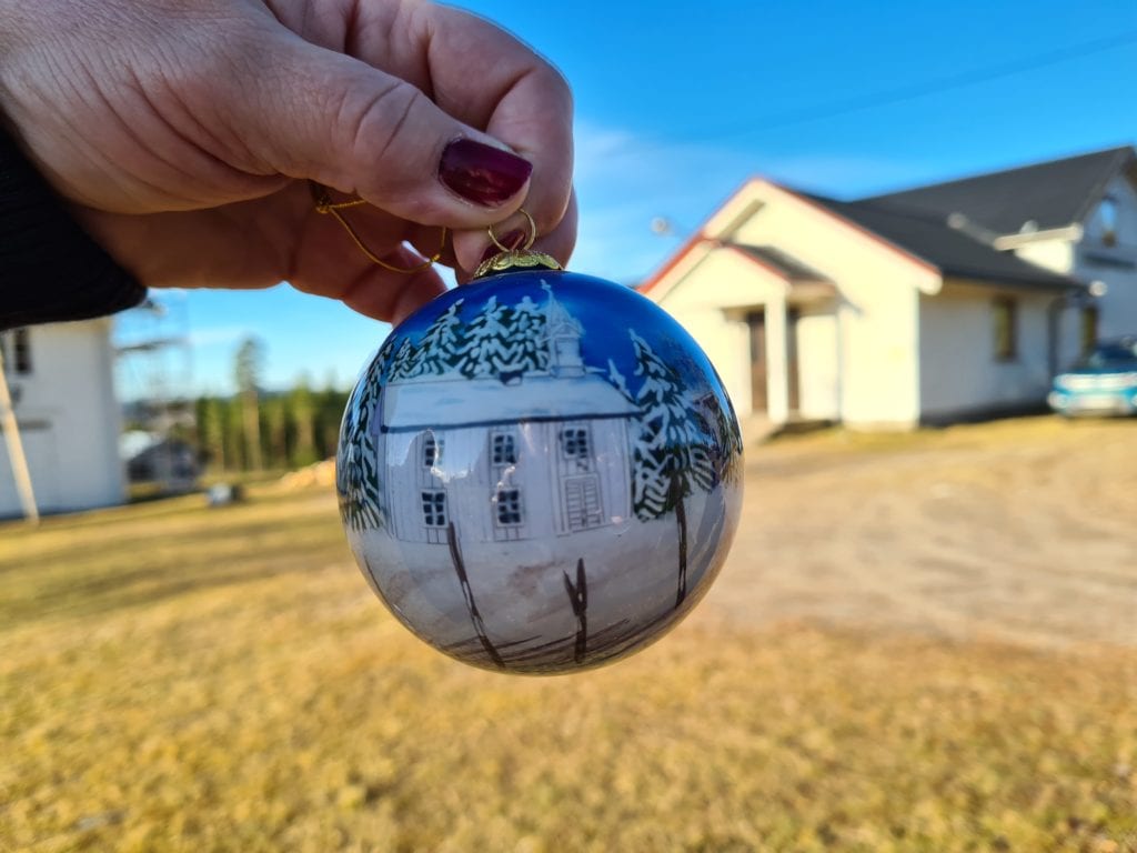 VINTERMOTIV: Motivet på julekula er vinterlig, og tatt fra siden med stakittgjerde.