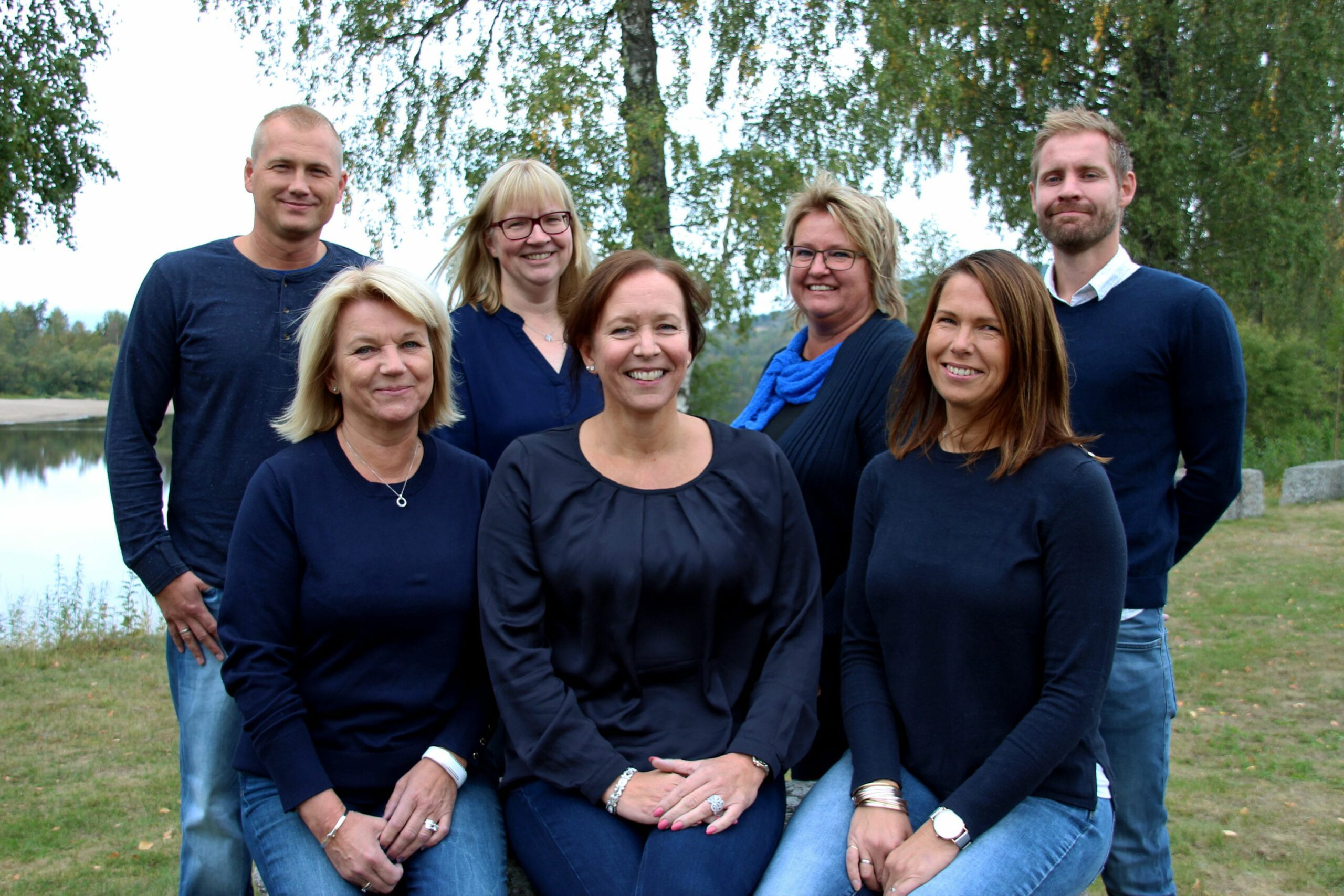 NYTT NAVN: AButvikling skifter navn til AB økonomi as. Foran fra venstre Grete K. Samuelsen, Tone Nyborg Isaksen og Rita Tuer. Bak fra venstre Ole Jonny Baanrud, Ann-Iren Øverby, Anette Flobergseter og Bernt Ø. Hjelmervik.