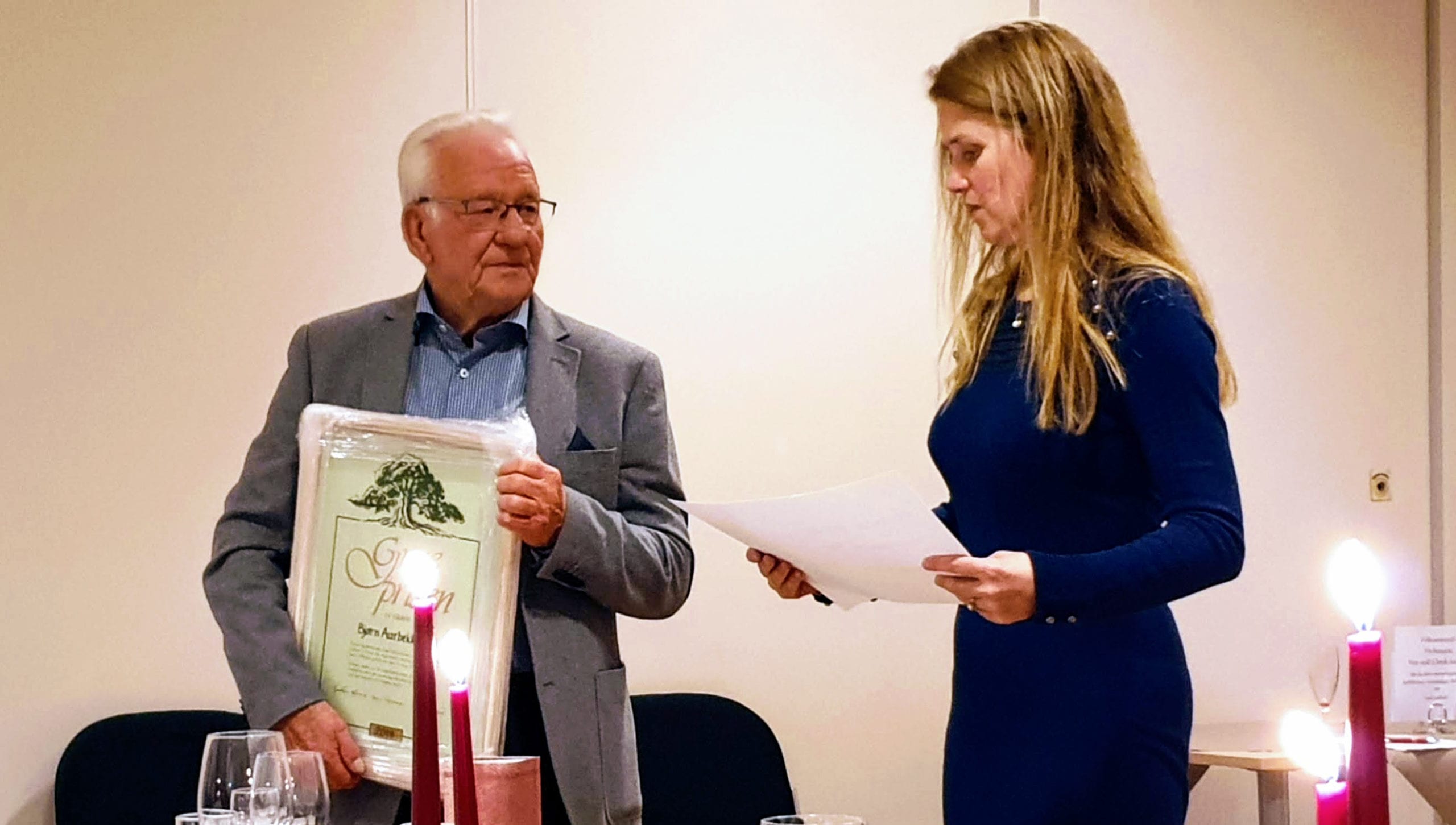 FIKK GRUEPRISEN: Under et lukket arrangement på Skaslien Gjestgiveri ble Bjørn Aurbekkholen tildelt Grueprisen av styreleder Hanne Rolsdorph i Grue Sparebank. Foto: Privat.