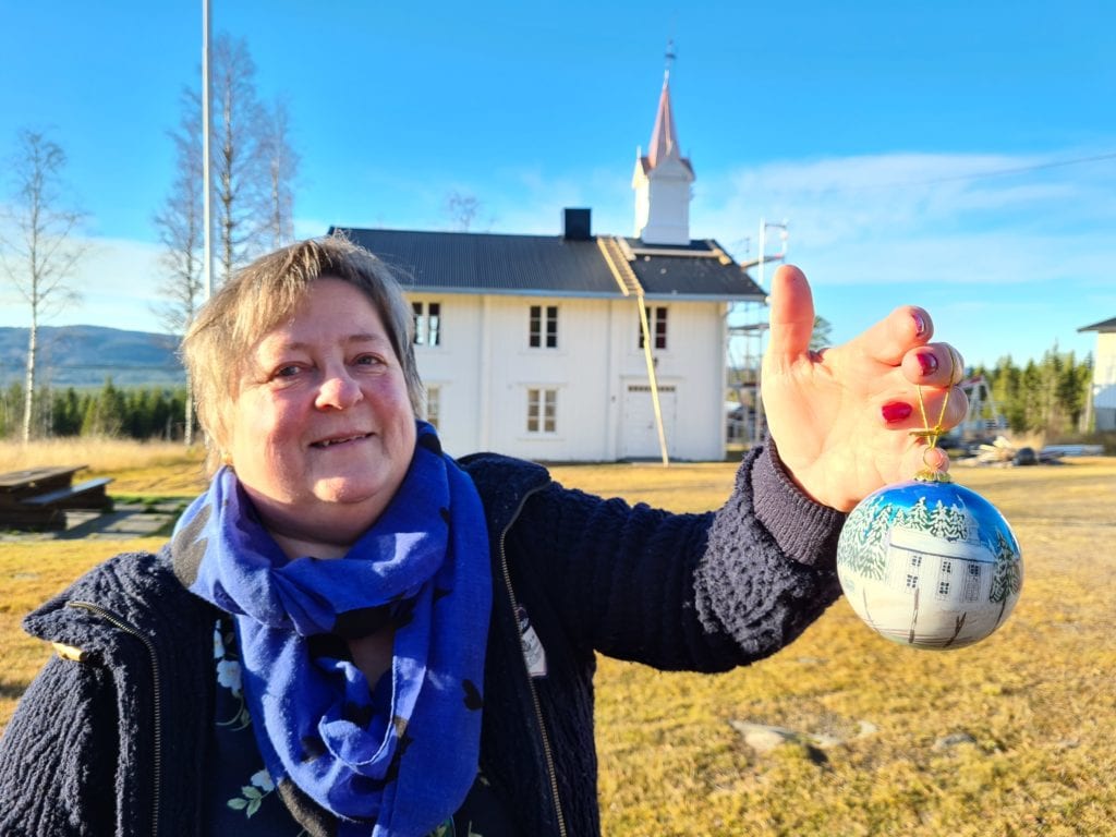 BESTILTE OPP KULER: Risberget kirkesal var den eneste kirkebygningen i Våler uten egen julekule. Liv Margrethe Rundberget tok saken i egne hender, og har nå fått produsert Risbergets egen julekule.
