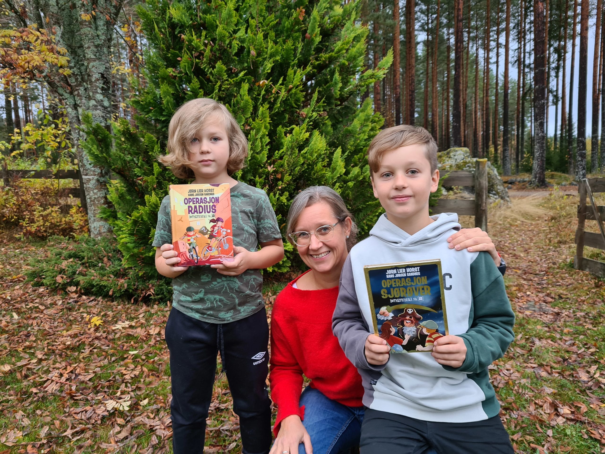 KLARE FOR FESTIVAL: Helén Evenstad gleder seg til den 10. Litteraturfestivalen i Grue. Sønnene Sigurd (7) og Ludvik (8) ble bitt av basillen da Jørn Lier Horst besøkte Grue barne- og ungdomsskole under fjorårets festival.