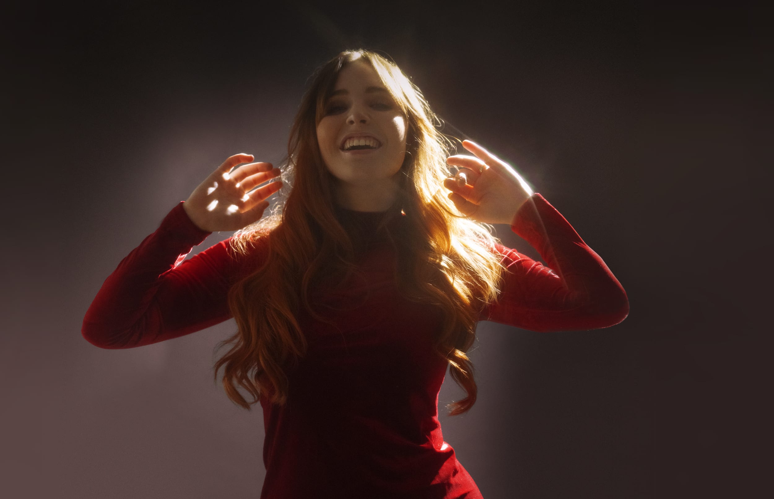 SKAL FEIRE I SOLØR: Mari Bølla (16) skal feire jul i Solør i år, og skal også holde julekonserter i Gjesåsen og Grue kirker. Nå er hun aktuell med sin første julelåt, «Christmas Time (is nothing without you)». Foto: Helle Nevratil