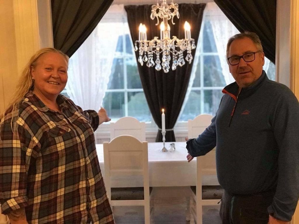 INVITERER INN: Solveig Iversen og Hans Erik Forårsveen inviterer folk fra fjern og nær inn ved Gravberget gård denne helga. De håper mange tar turen, og tar hensyn til gjeldene smittevernregler.