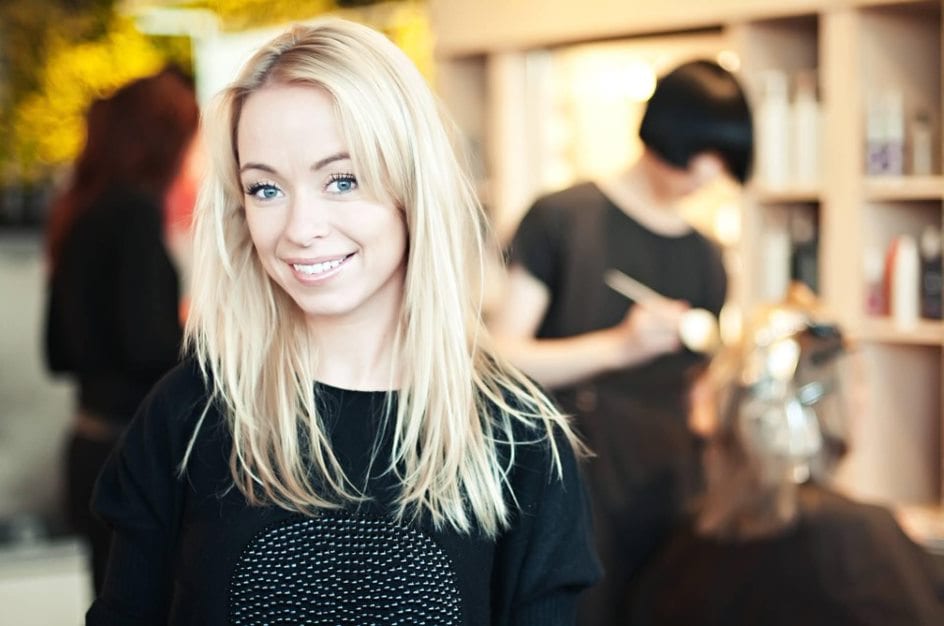 ØNSKER SEG SØKNADER: Tina Rismoen i Hairport håper mange solunger søker Hairportfondet om gode prosjekter. Totalt 100.000 kroner skal deles ut der Hairport driver salonger.