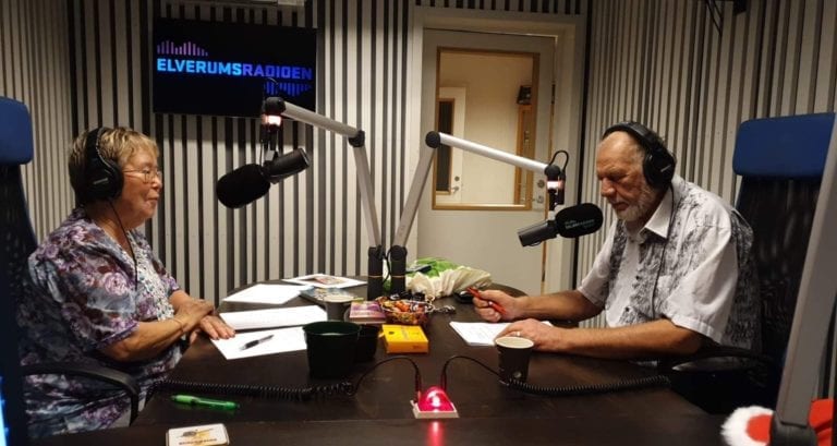 PÅ PLASS IGJEN: Bjørn og Turid Klundsæter er på plass i studio julaften for å servere radiolytterne nattsending. De to har vært engasjert i lokalradioen i Solør helt siden starten med Solungen Bygderadio.