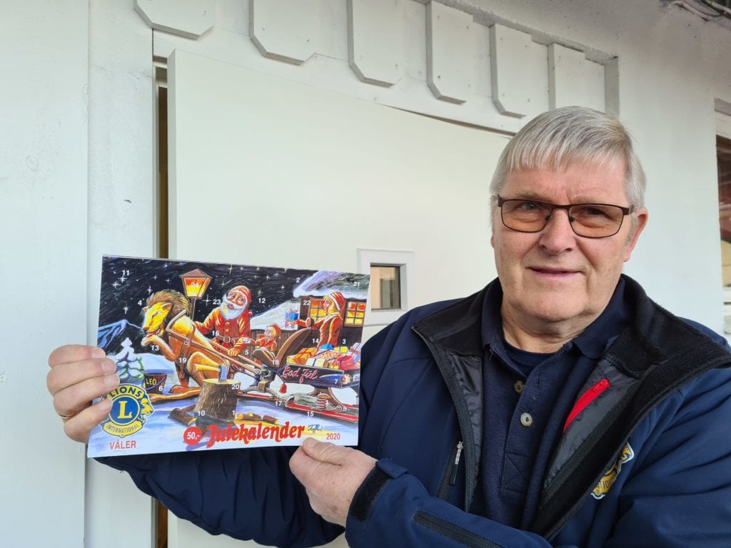 ÅRETS VINNERE: Lions Club Våler er også ute med sin populære julekalender i år. Steinar Sandnæs takker alle som har kjøpt kalender i år.