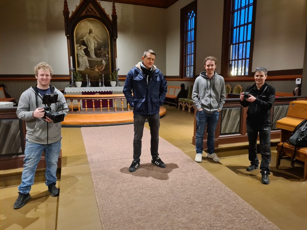 RIGGER SEG TIL: Med flere videokameraer blir julaftengudstjenesten i Åsnes kirke filmet i år. Eskild Vika Amundsen (til venstre), sokneprest David André Tys, Adrian Fjeld og Svein Cato Framås lover en sending med høy kvalitet.
