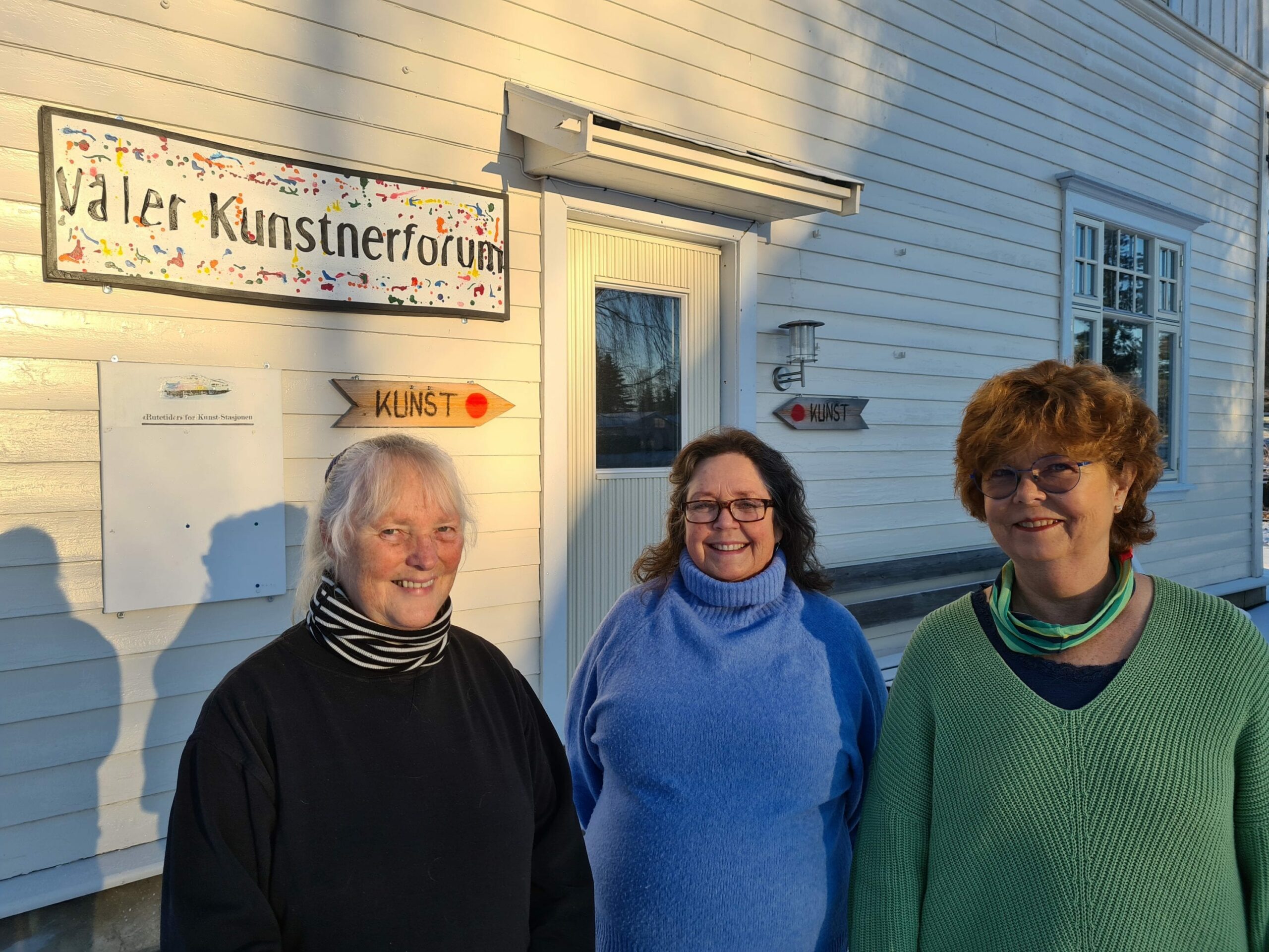 ÅPNER DØRENE: I to helger blir det kunstmesse på Våler stasjon. Turid Evang (fra venstre), Solvår Ramsberg og Yngvill Knutson er tre av kunstnerne som stiller ut.