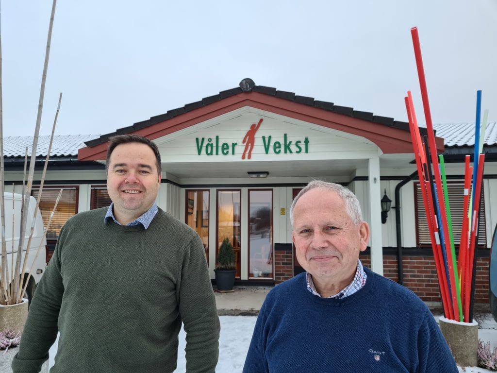 FÅR NY SJEF: Thor Arnstein Berg (til venstre) overtok etter Ivar Opås som daglig leder ved Våler Vekst 1. januar. Opås har vært med i bedriften siden 1999, og håper også å kunne bli med i kulissene et par år til.