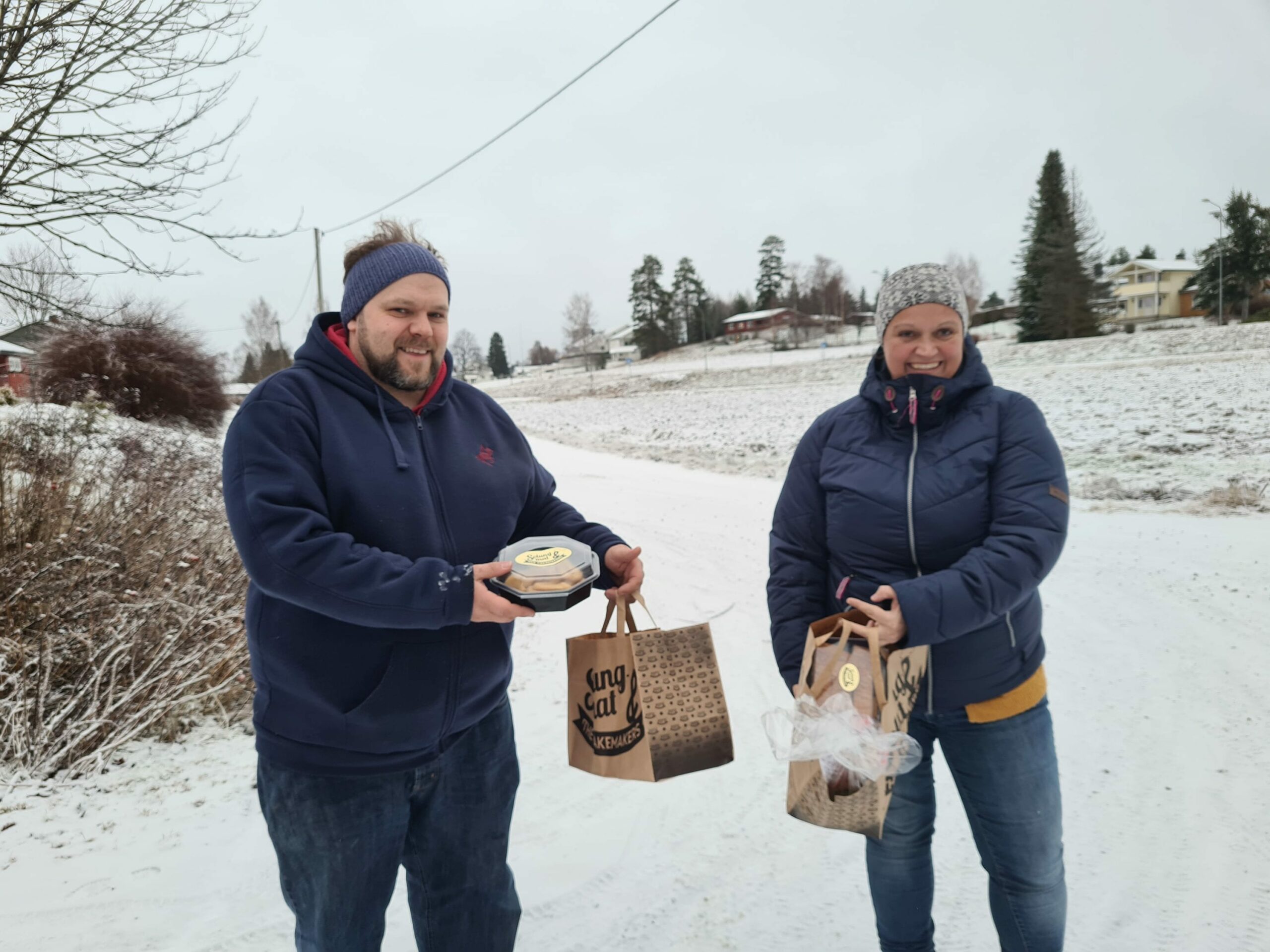 VANT JULEKAKENE: Det var Anne Venstad fra Våler som vant årets julebakstkonkurranse. Pandemien gjorde at vi droppet bakingen med Ivar Bakke i år, men Venstad var likevel veldig godt fornøyd med premien som ble overrakt trygt utendørs.