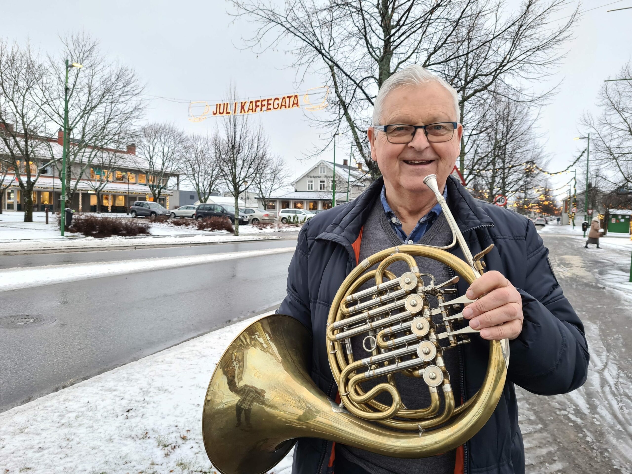 SPRER JULESTEMNING: Åsnes Hornmusikk har øvd inn julelåter i år. Søndag skal de spille på Flisa, og fredag 18. desember i Åsnes kirke. Odd Toverud håper mange vil høre på, og holder for anledningen i et walthorn.