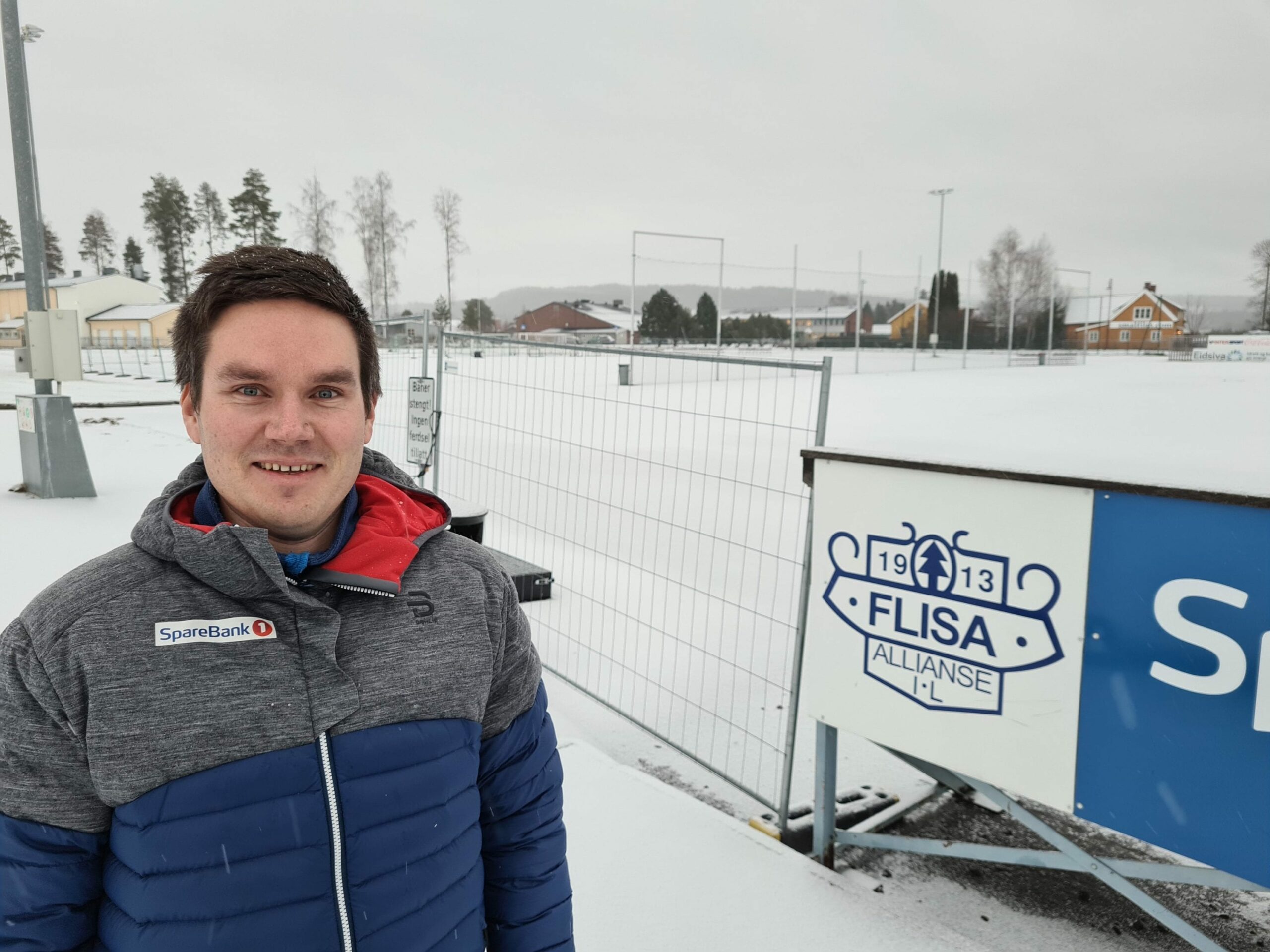 MÅ BESTEMME SEG: Kunstgressbanen på Flisa er i ferd med å sprekke opp, og må stenges dersom ikke noe gjøres. Styreleder i Flisa AIL, Carl Christian Heiberg, mener idrettslaget må investere i nytt miljøvennlig dekke. Prislappen er over 6,5 millioner kroner.
