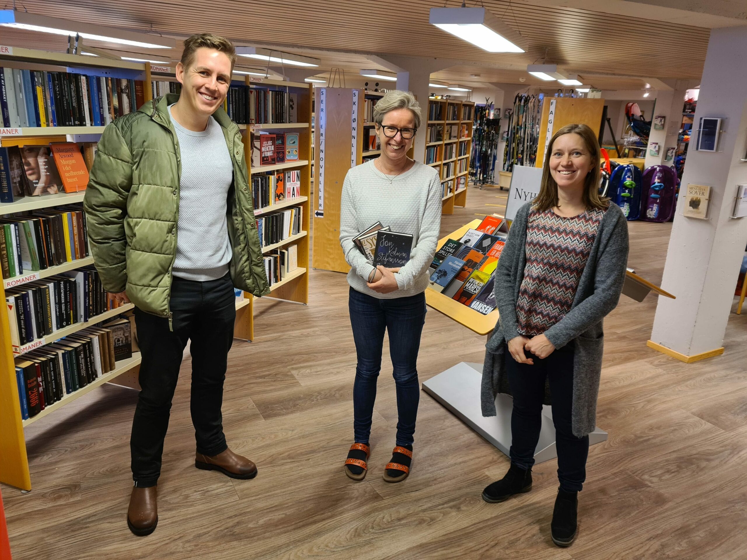 UTVIDER ÅPNINGSTIDENE: Med meråpent bibliotek kan folk komme og gå som de vil gjennom hele dagen. Kristian Botten Pedersen, biblioteksjef Malin Jansson (i midten) og Ingrid Folkvord Mehl ser frem til et enda bedre tilbud i Åsnes.