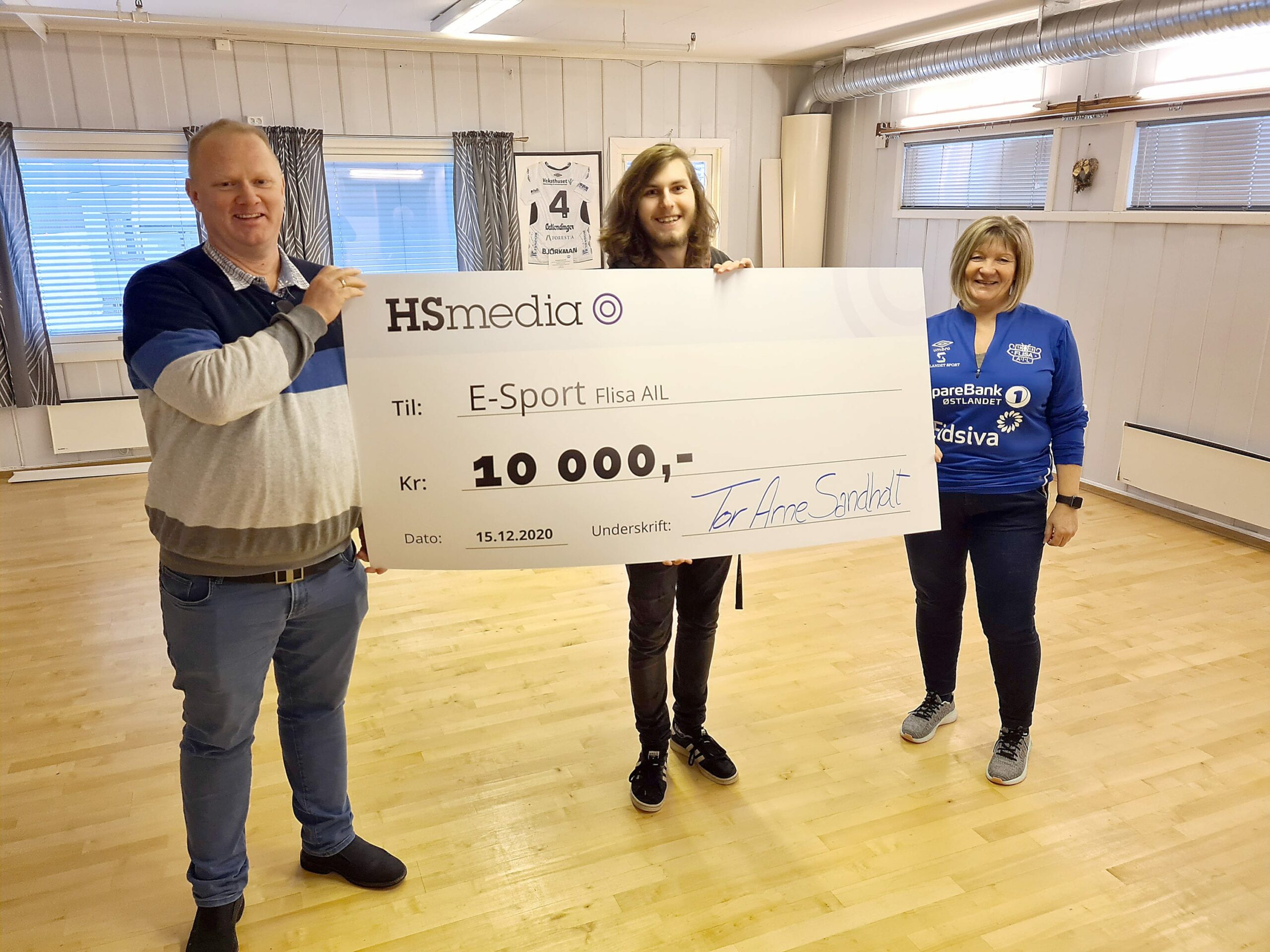 FIKK GAVE: HS Media har gitt 10.000 kroner til e-sportgruppa i Flisa Allianseidrettslag. Fra venstre Tor Arne Sandholt, Ole Borgen og Anita Kalfoss.