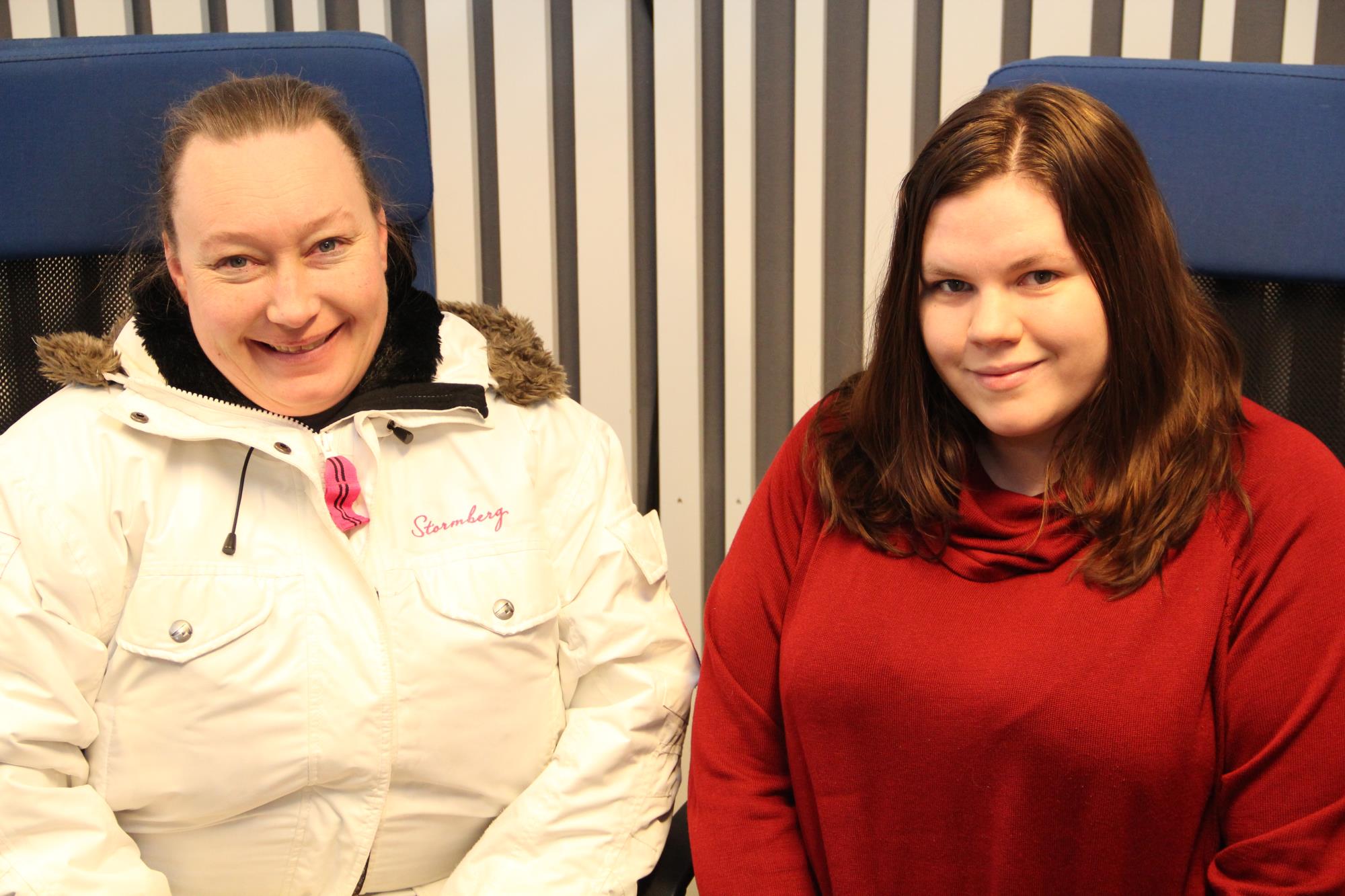 HJELPER MANGE: Også i år er det mange solunger som får julehjelp av Med hjerte for Solør. Jeanette Kristiansen (til venstre) og Linn Lie Myhre er to av ildsjelene som hjelper til. Arkivfoto: Morten I. Schei.