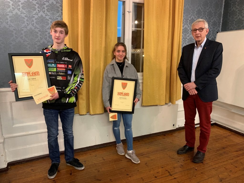 BLE HEDRET: Sindre Trøyterud (16) og Nora Midtsundstad (17) ble tildelt Våler kommunes ungdomspris mandag kveld. Ordfører Ola Cato Lie er glad for å kunne tildele prisen til to meget verdige vinnere.