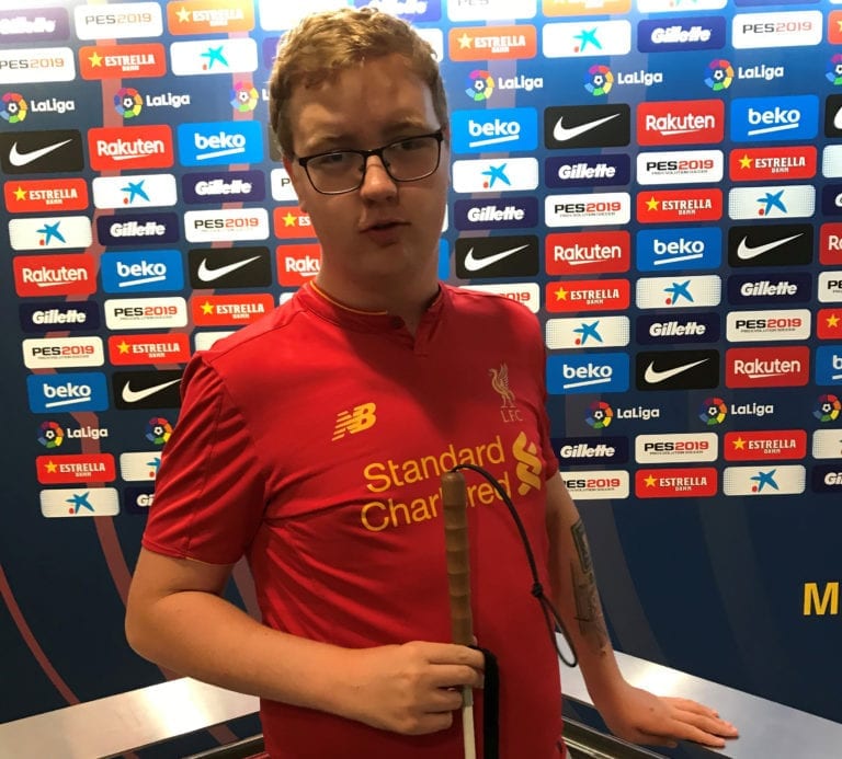 ENDELIG: Viktor Lerudsmoen (20) fra Åsnes har lenge drømt om å skrive og produsere en egen låt. Nå er resultatet «Pepperkaker og ribbefett klart».