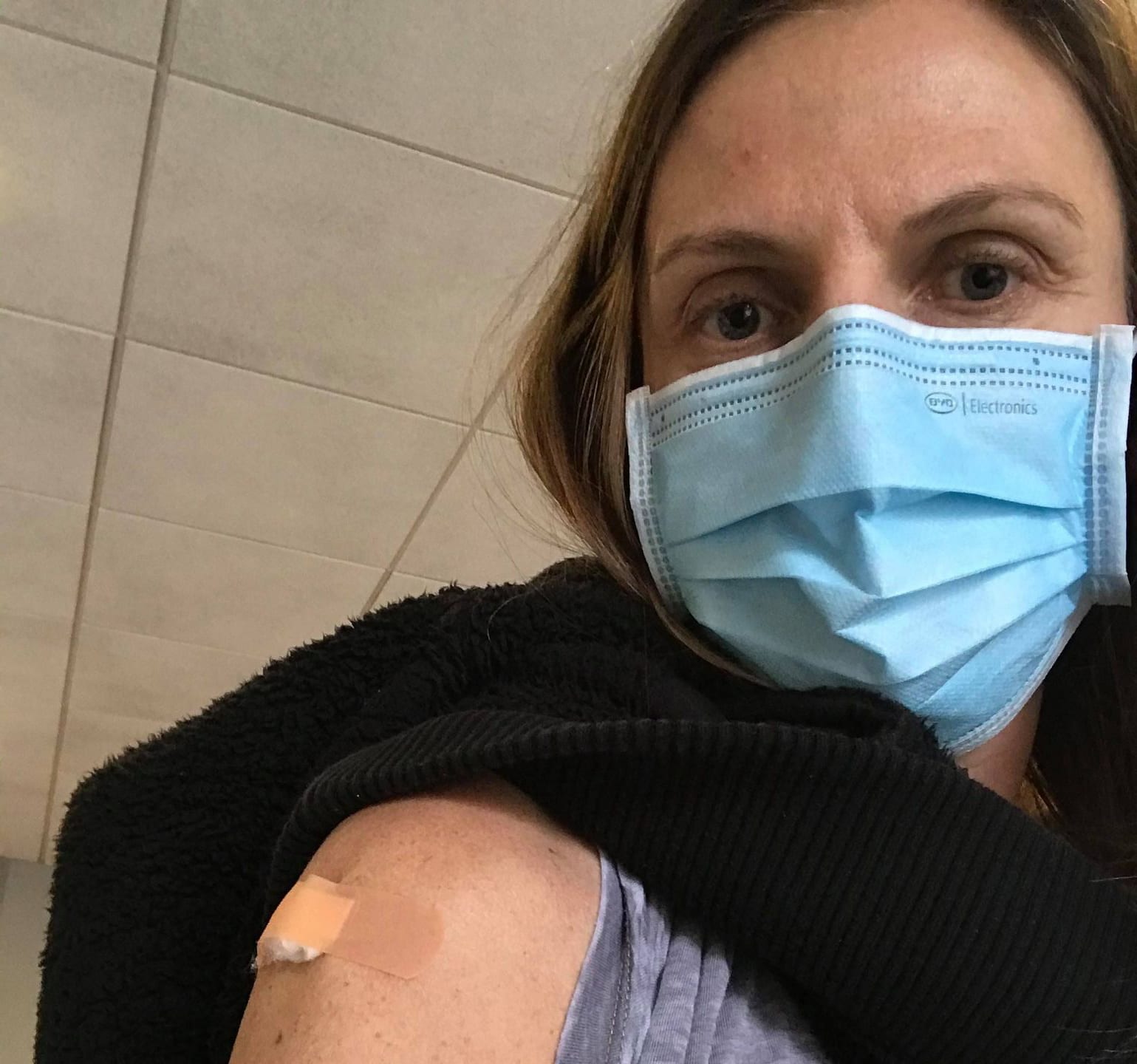 KLAR FOR DOSE TO: Fredag får Jenny Ringnes fra Flisa den andre dosen av koronavaksinen fra Pfizer. Etter én uke er vaksinen 95 prosent effektiv.